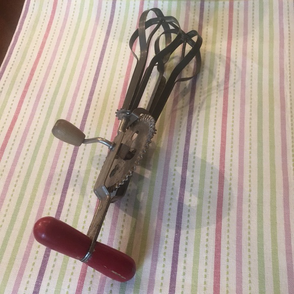 Vintage Rotary Hand Egg Beater Red Wood Handle - Picture 4 of 13